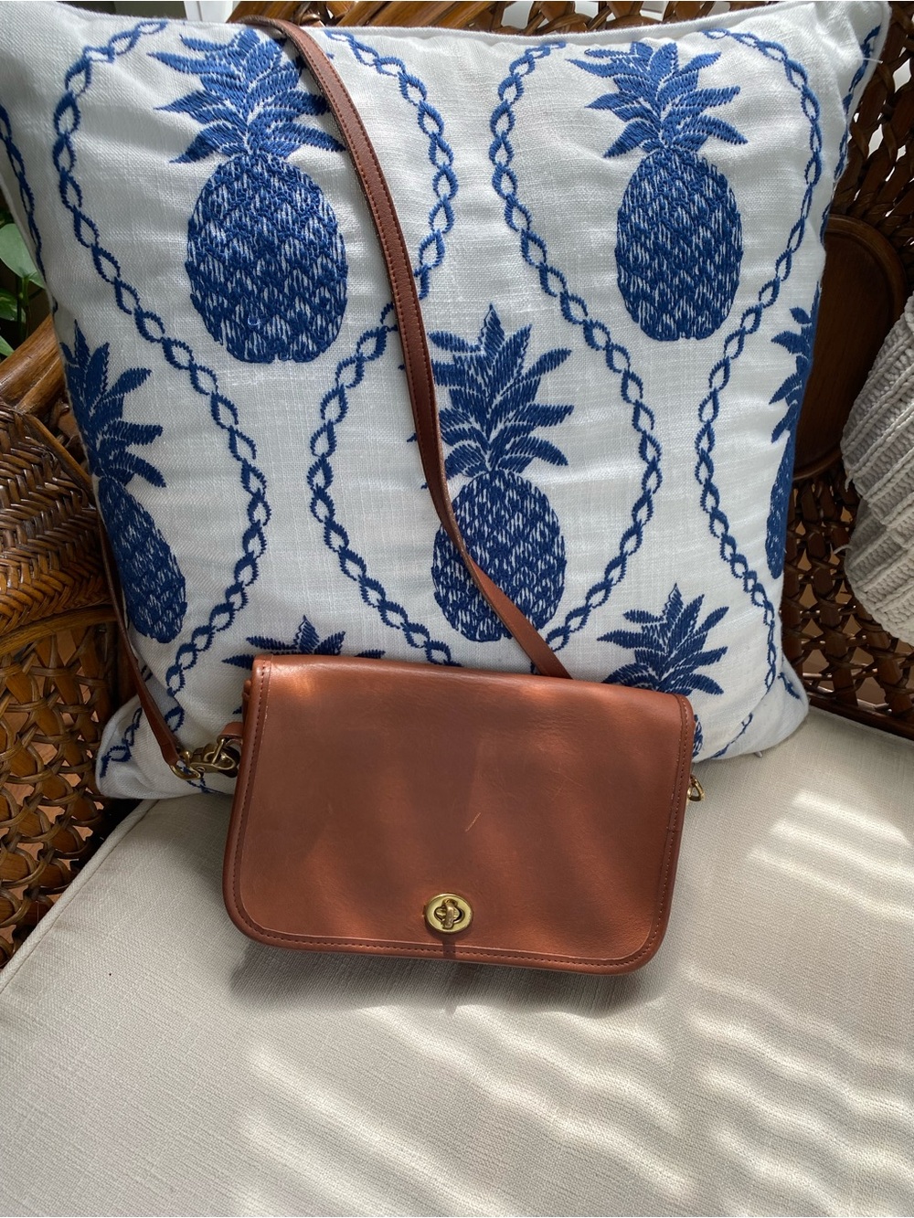 Coach 9755 vintage Brown Leather Crossbody with Gold Turn-Lock - Picture 2 of 16